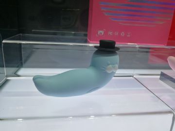 С{߀С